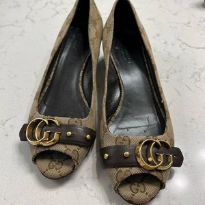 Gucci peep toe heels 37